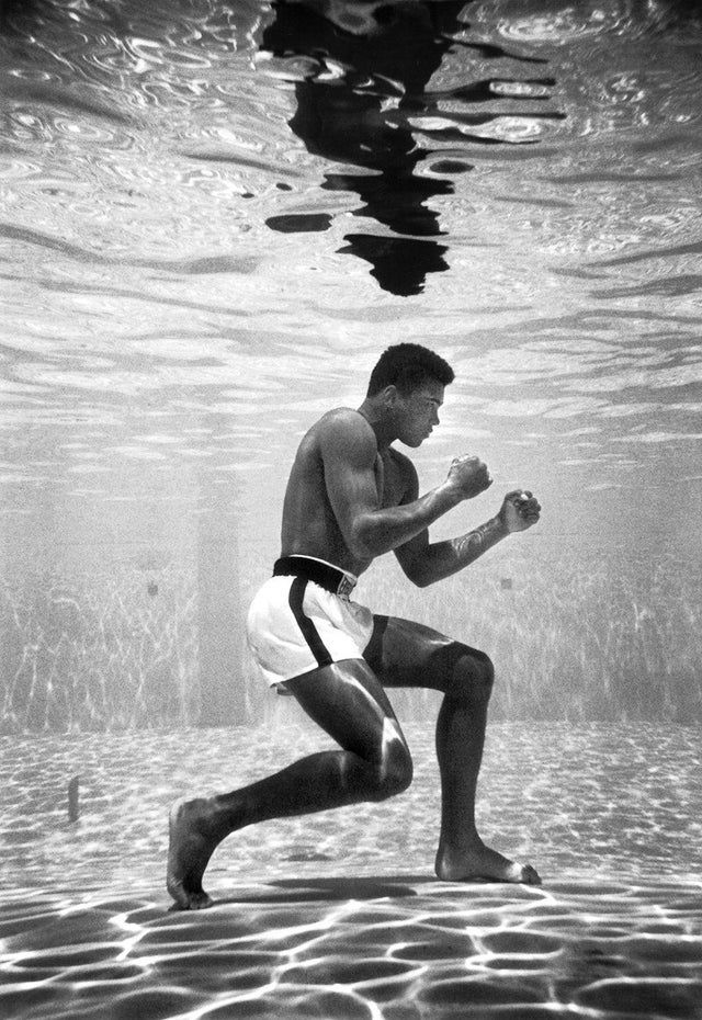 Muhammad Ali entrenando en la piscina