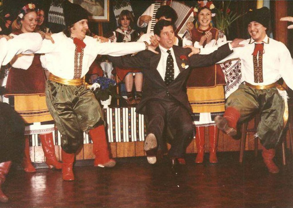 Carlos de Inglaterra bailando danza cosaca