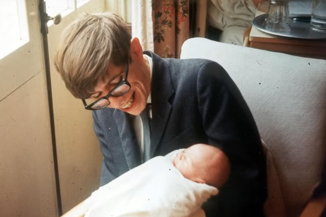 Stephen Hawking con su hijo recién nacido