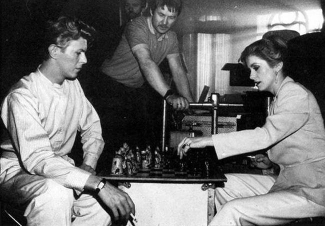 David Bowie jugando al ajedrez con Catherine Deneuve