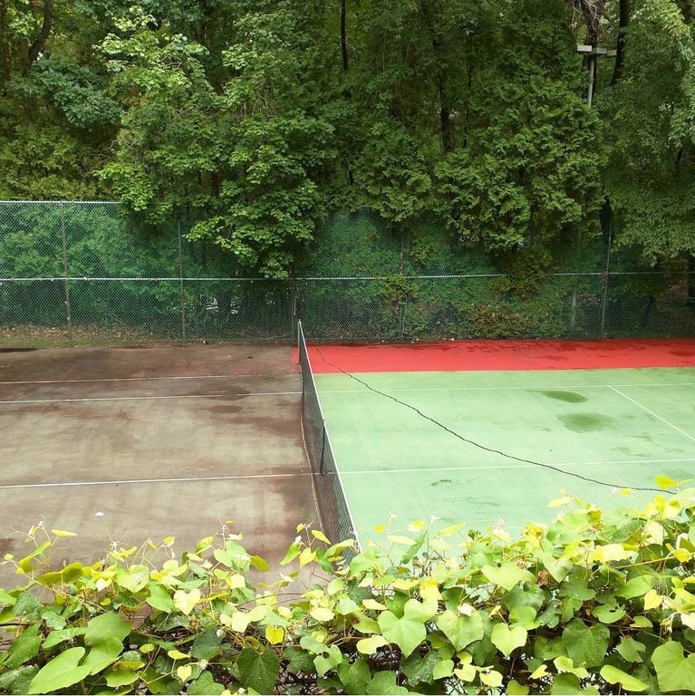 limpieza pista tenis antes y después