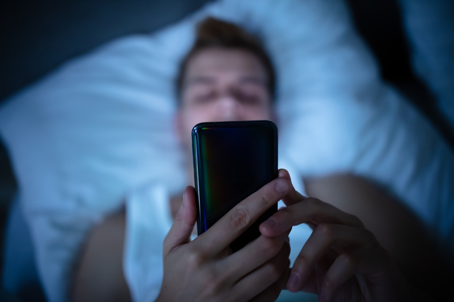 leyendo móvil en la cama