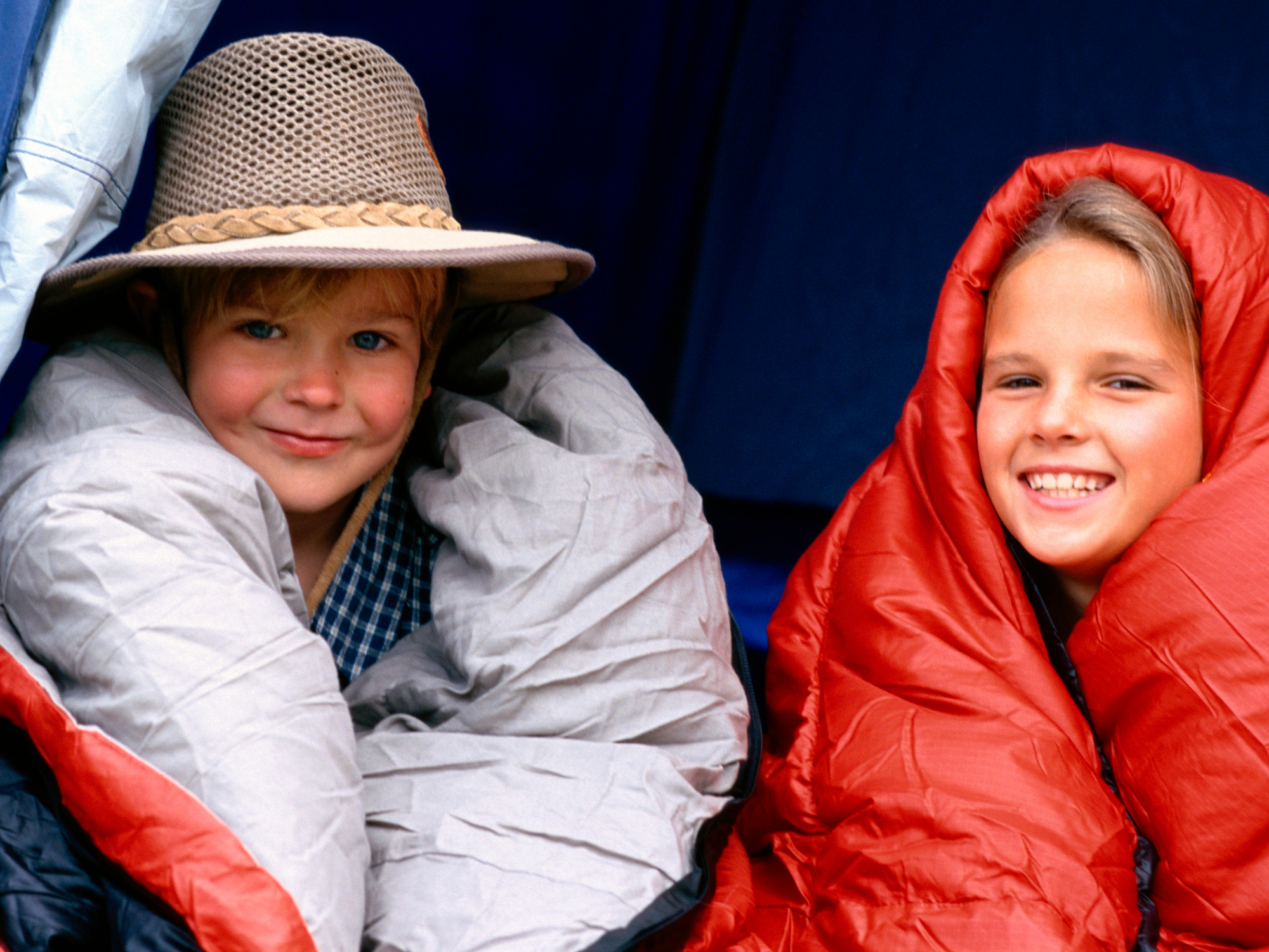 niños acampando