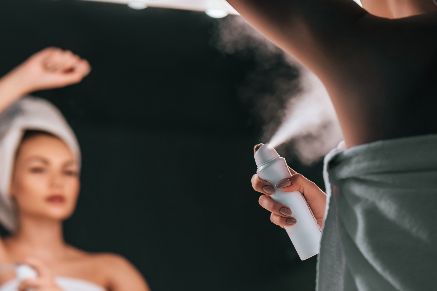 mujer usando desodorante