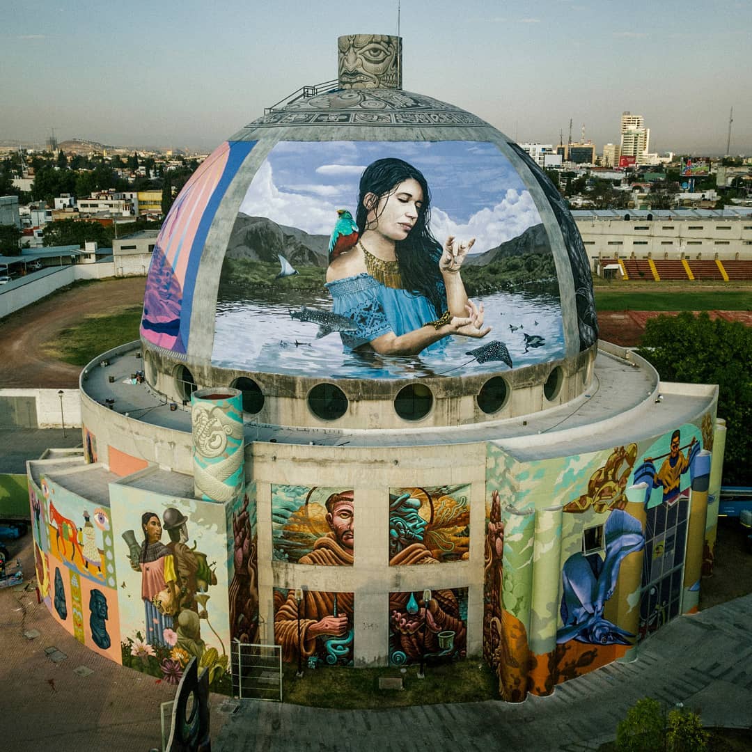 edificio con cúpula lleno de graffitis
