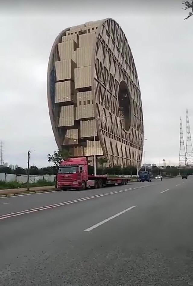 camión cargando edificio
