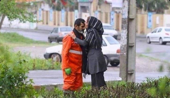 mujer árabe besando a hombre en la frente