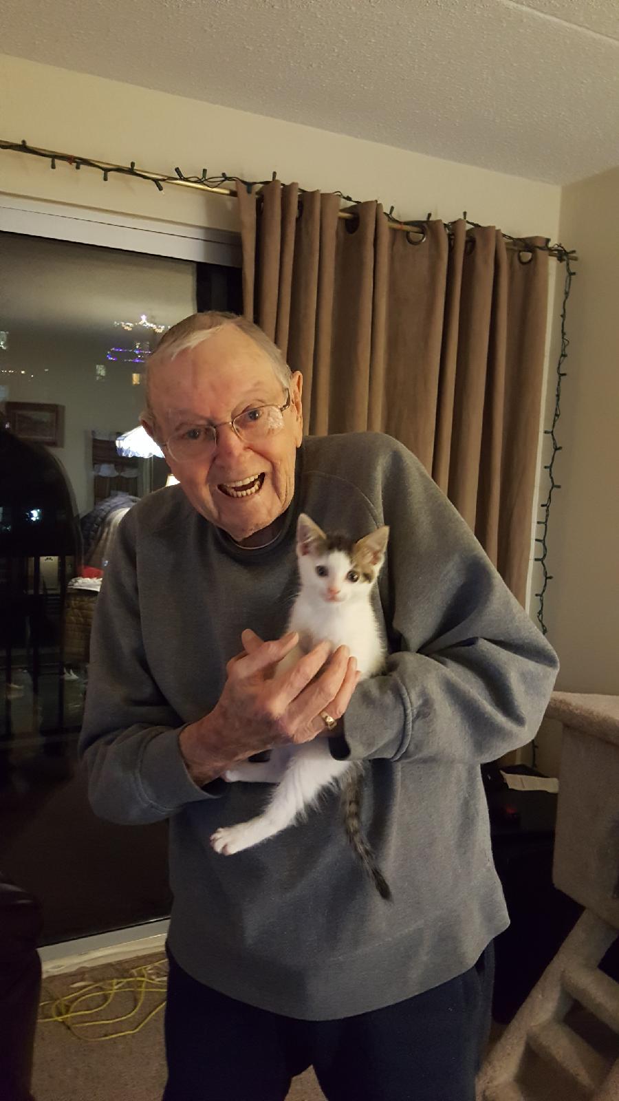 abuelo con gatito