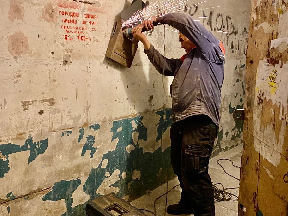 hombre lijando pared