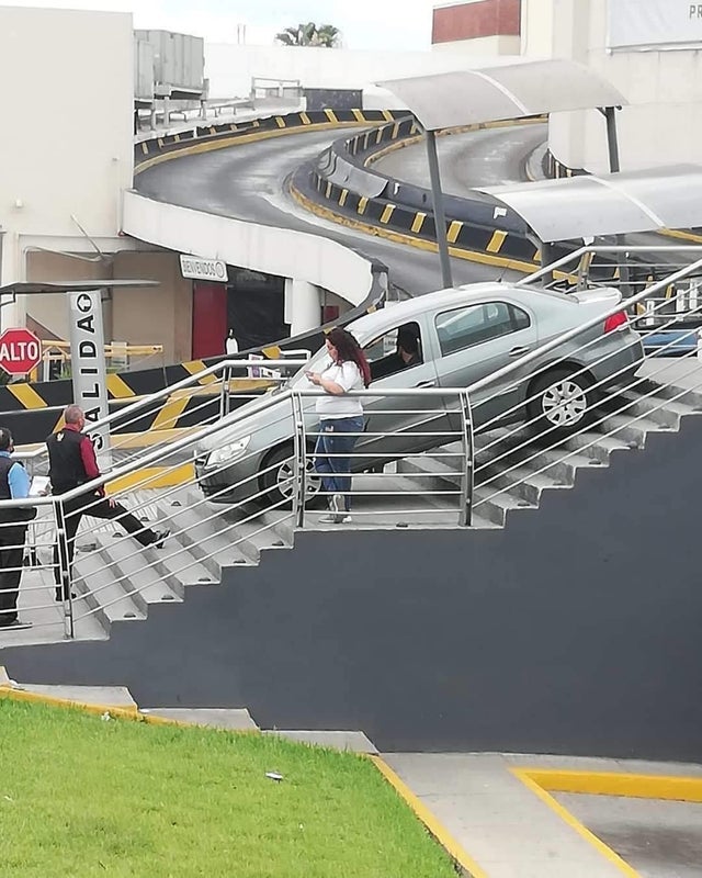 coche subido en escaleras