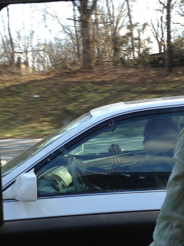 tocando la trompeta mientras conduce