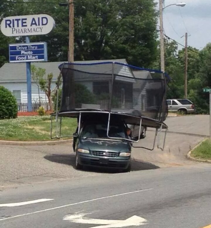 trasportando una cama elástica en coche