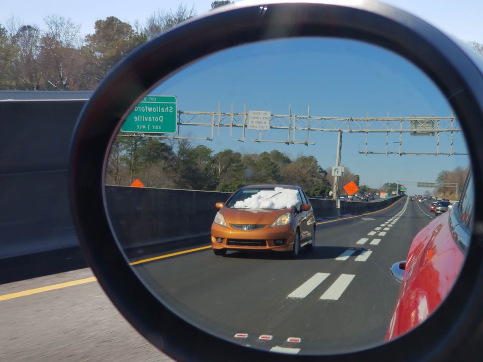 parabrisas lleno de nieve