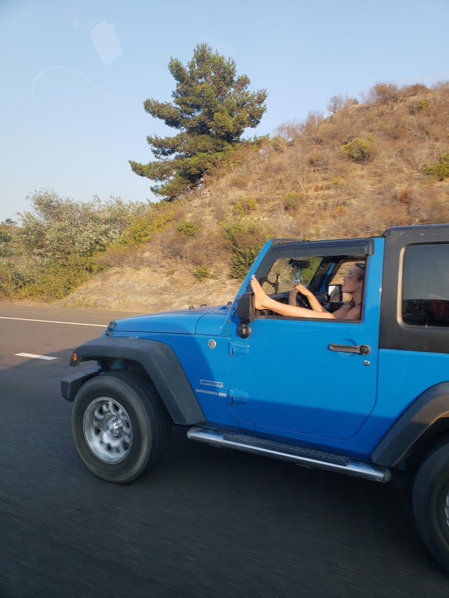 haciéndose la pedicura mientras conduce