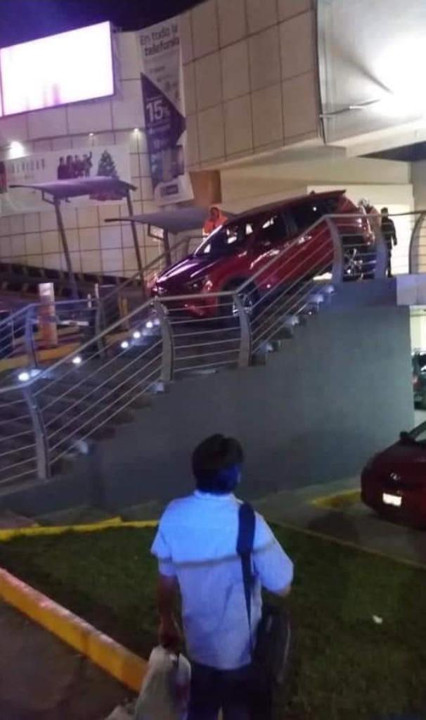 accidente de coche con escaleras