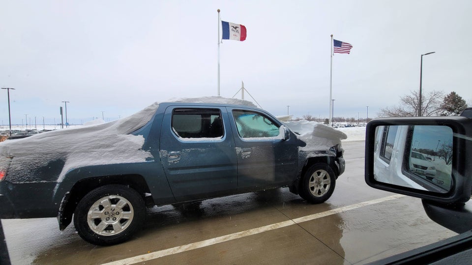 conduciendo con nieve en el capó