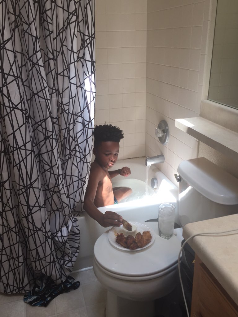 niño comiendo en la bañera