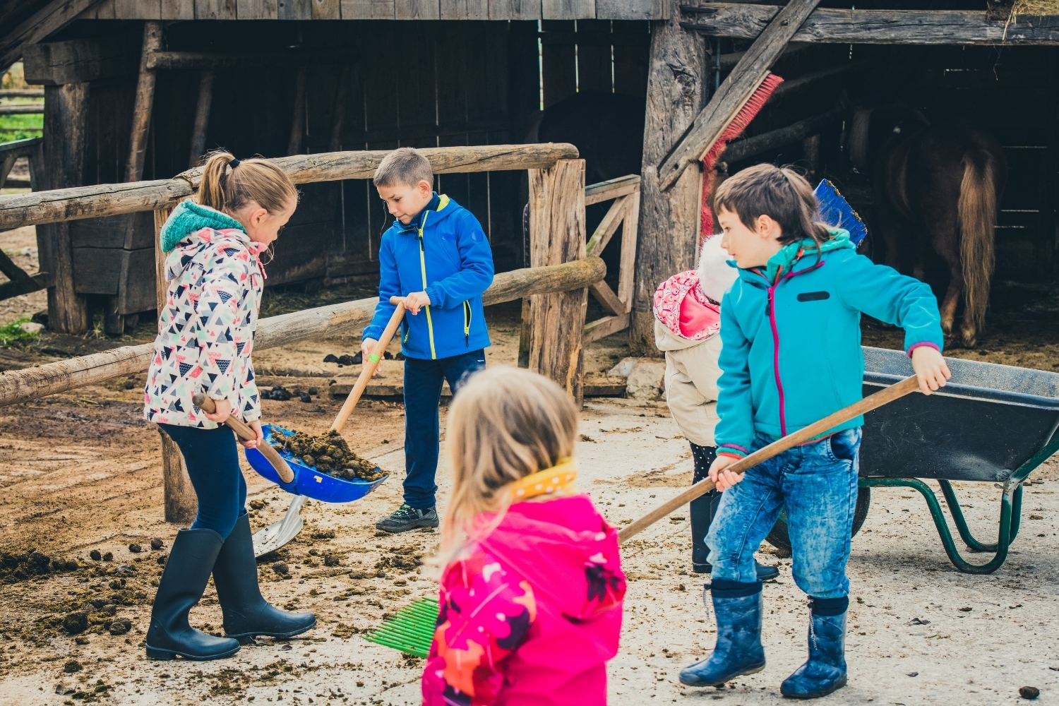 niños arreglando el jardín