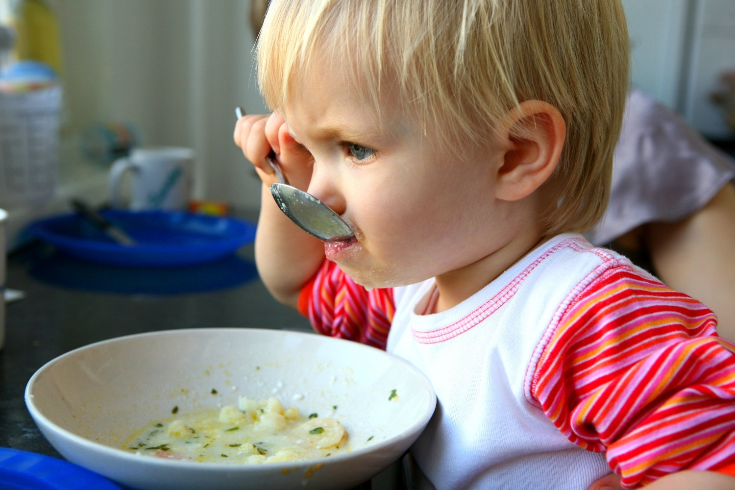 niño comiendo solo