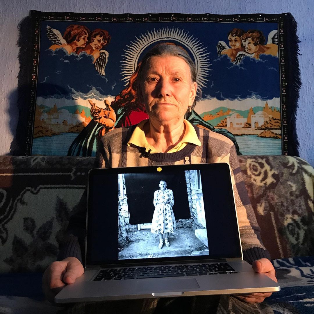 vera con retrato antiguo