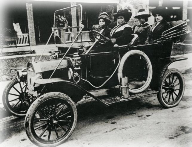 Madam C. J. Walker conduciendo su propio coche