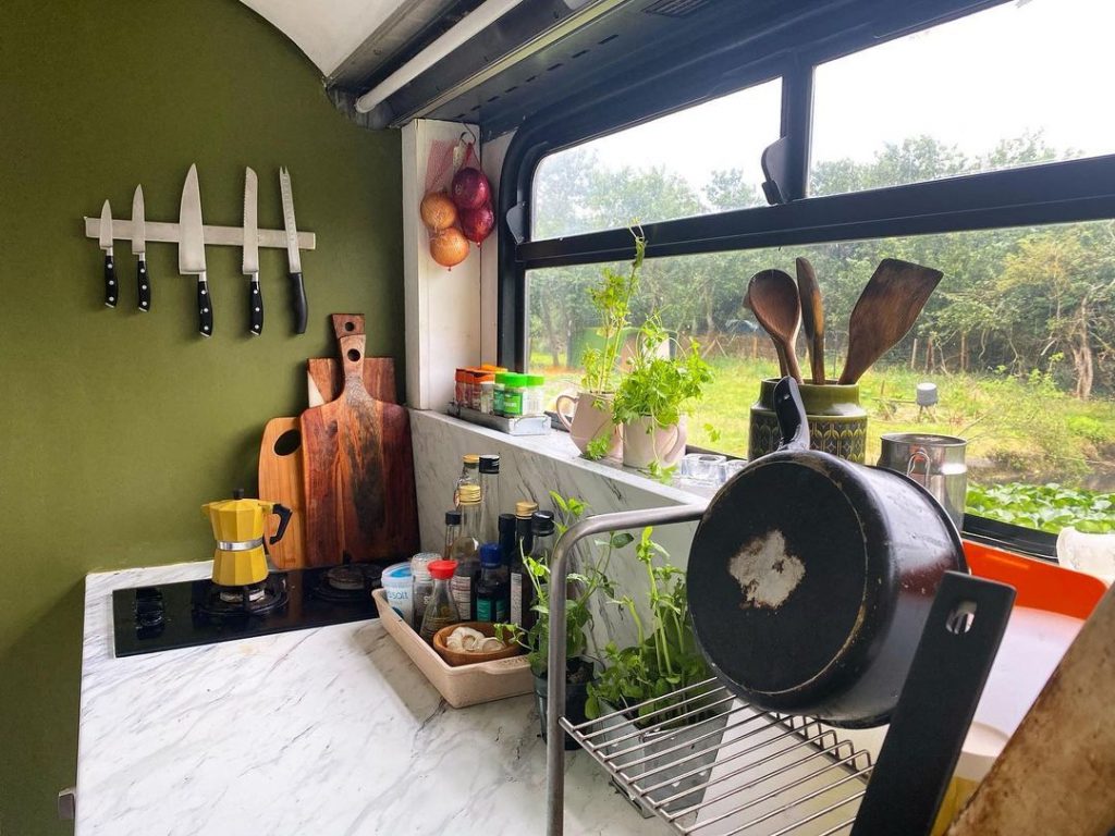 Esta pareja ha convertido un autobús en una cómoda casita con bañera y