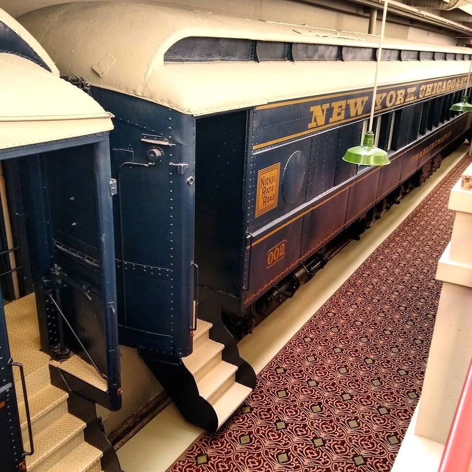 hotel con vagones de tren dentro