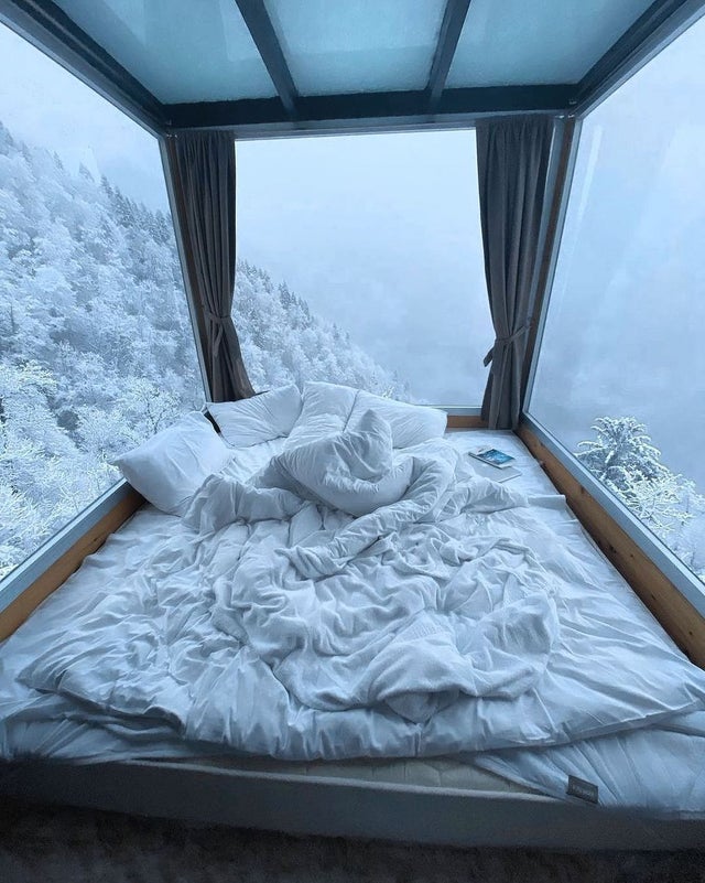 cama con vistas a la nieve
