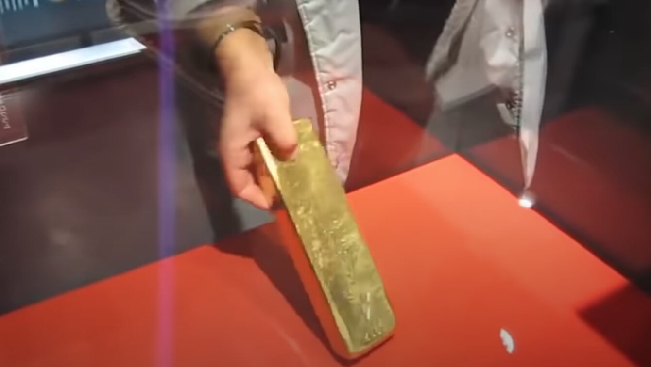sacar lingote de oro en museo de Japón