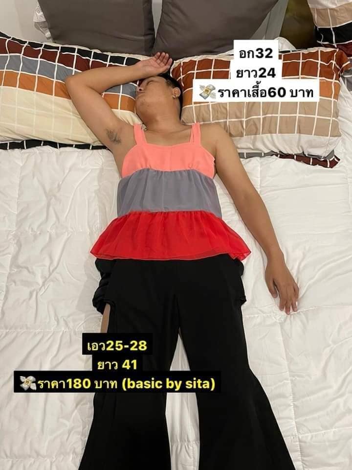 hombre dormido con camiseta y pantalon