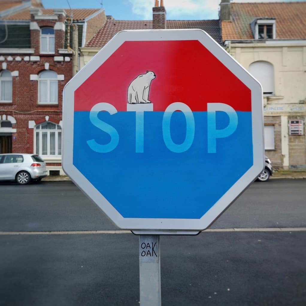 señal de stop con graffiti