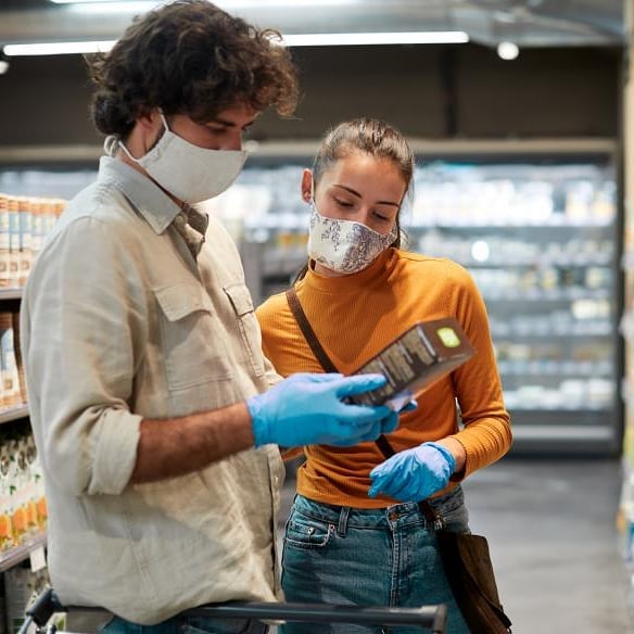 pareja haciendo la compra