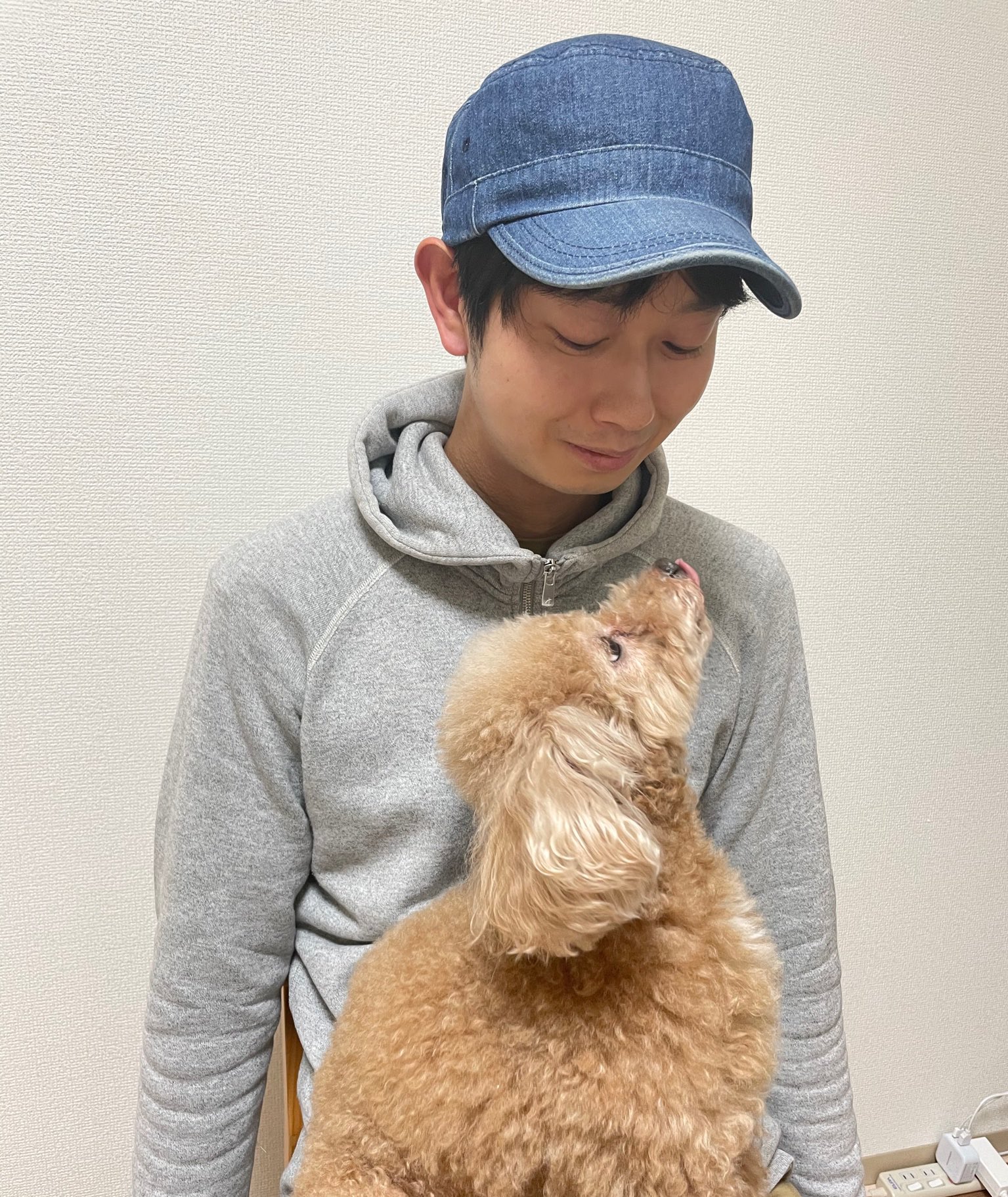 Shoji Morimoto con un caniche