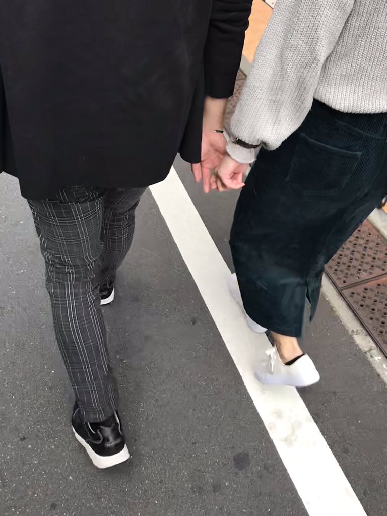 paseando juntos de la mano