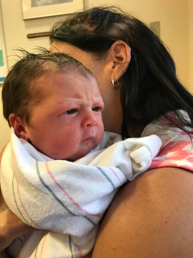 bebé con cara de enfado
