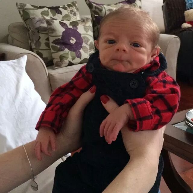 bebé con cara de abuelo