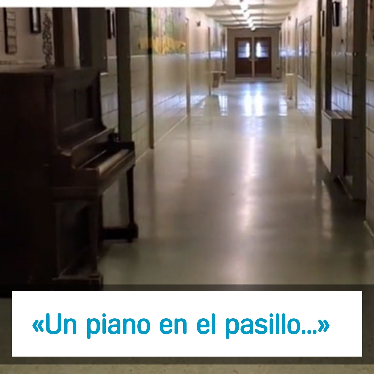 pasillo de escuela primaria con piano