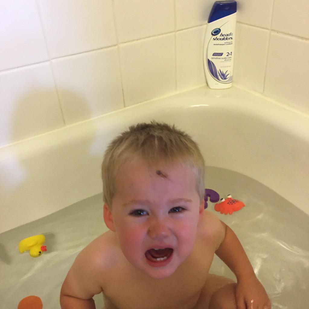 niño llorando en la bañera