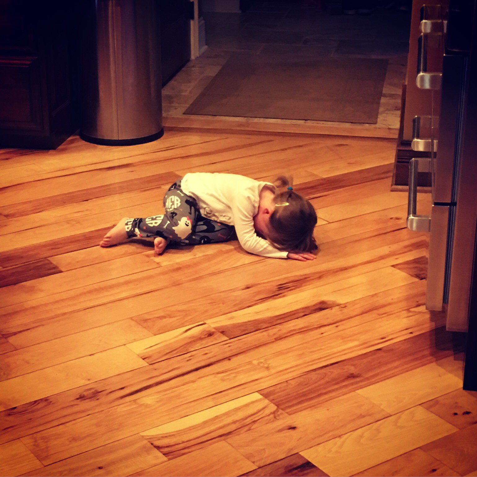 niña tumbada en el suelo llorando