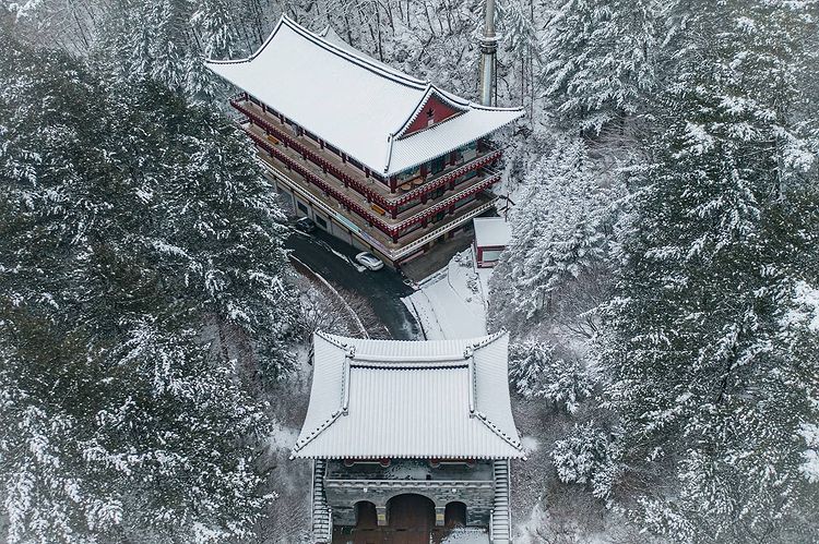 templo budista cubierto de nieve