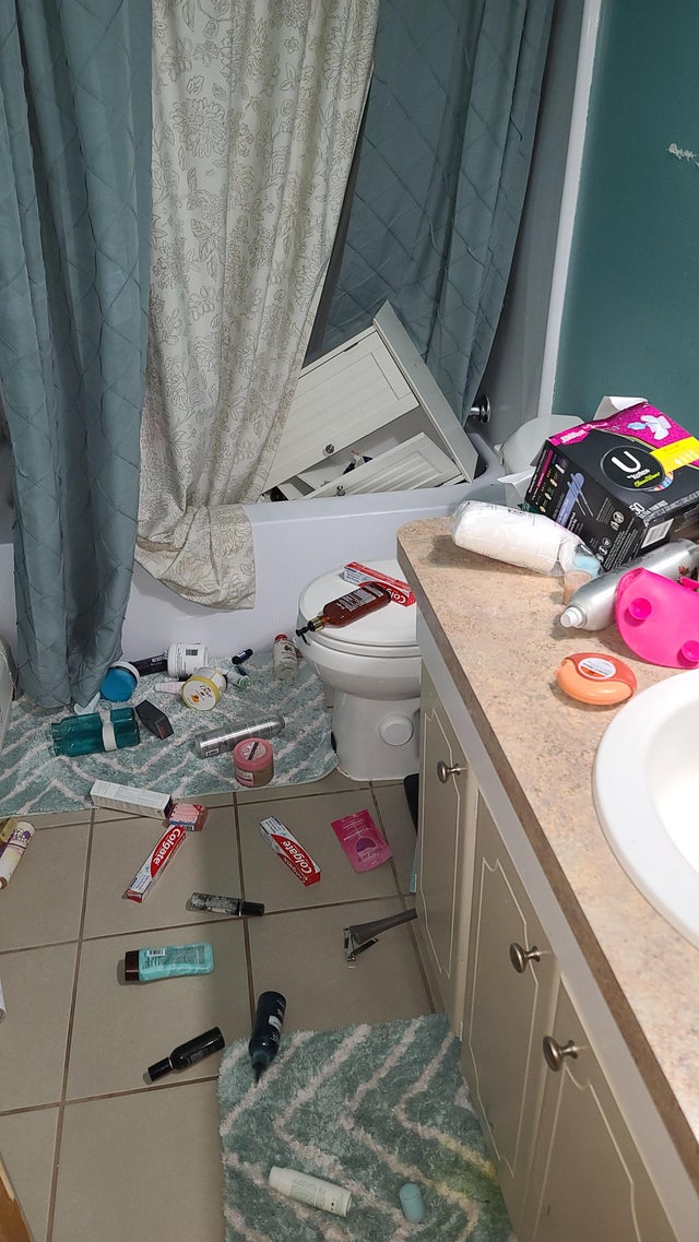 mueble del baño caído