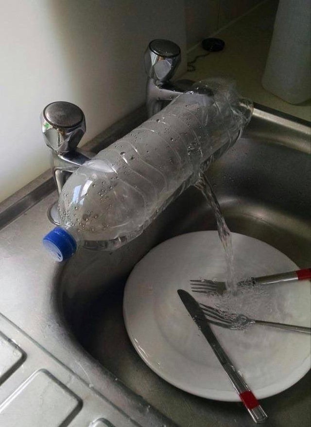 botella de plástico para unir el agua de dos grifos